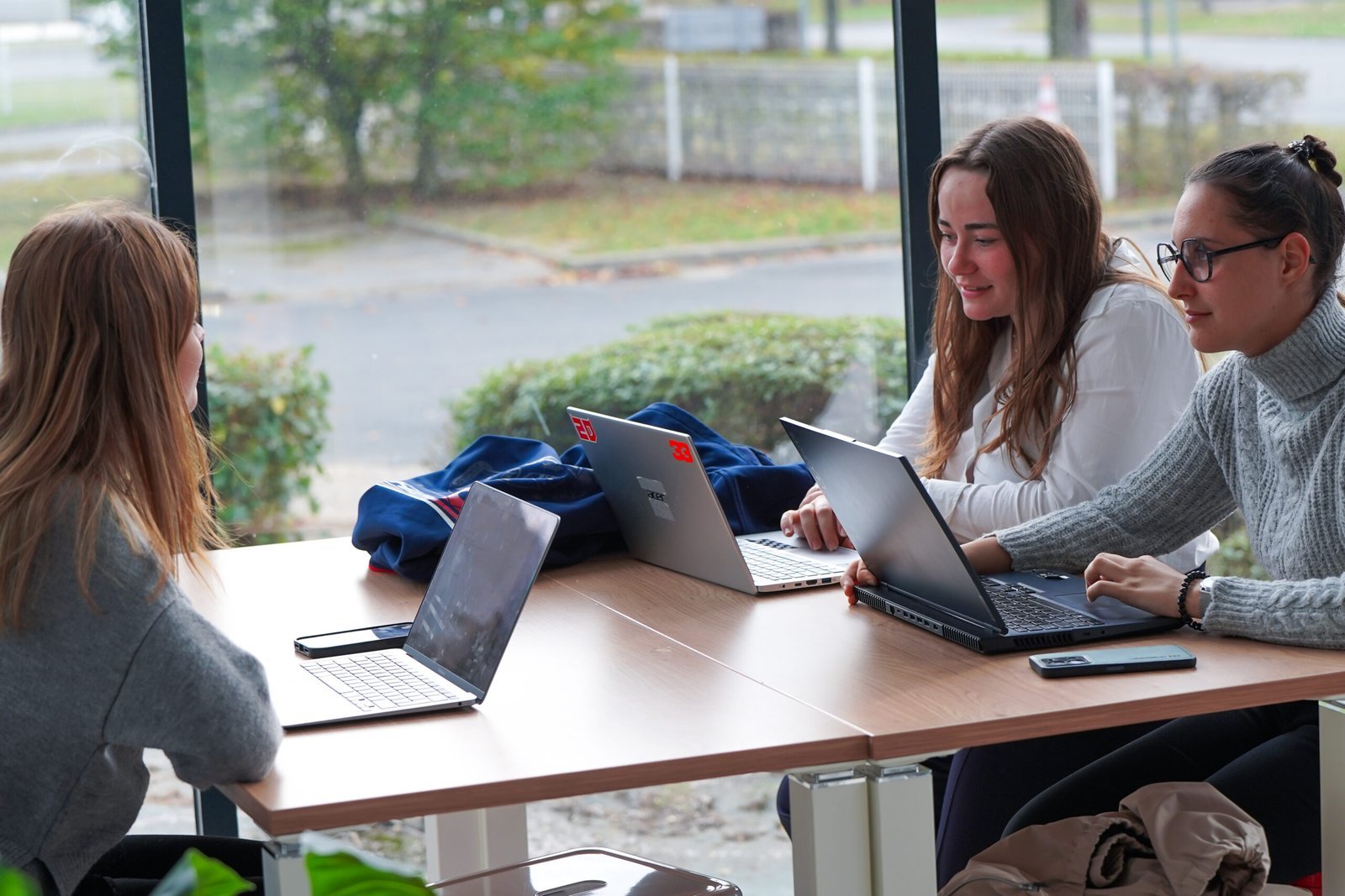 Étudiants travaillant sur ordinateur en salle de cours