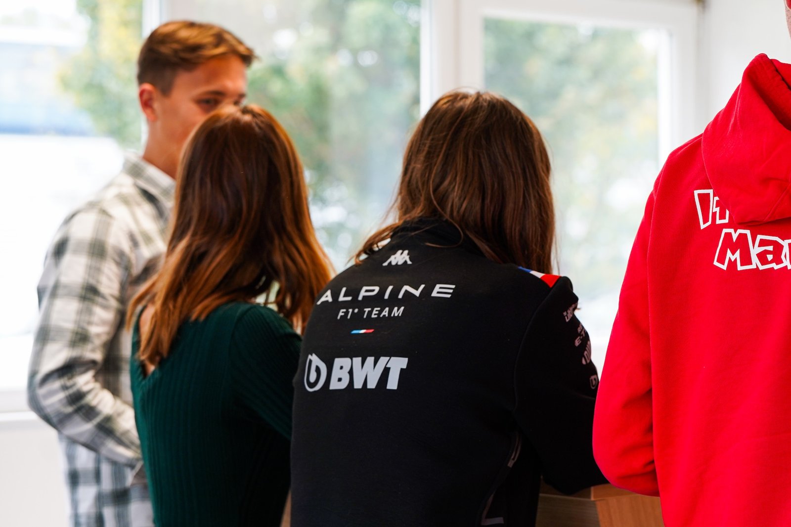 Étudiants en discussion avec un professionnel du sport automobile