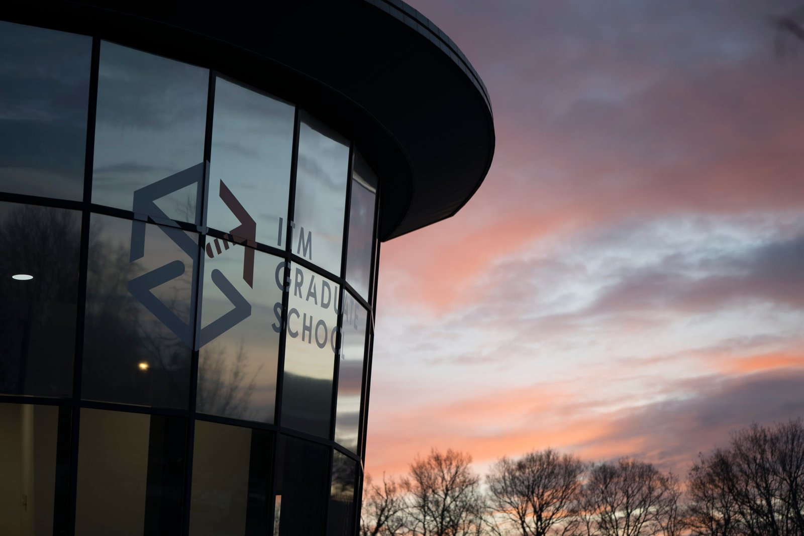 Bâtiment du campus au coucher du soleil