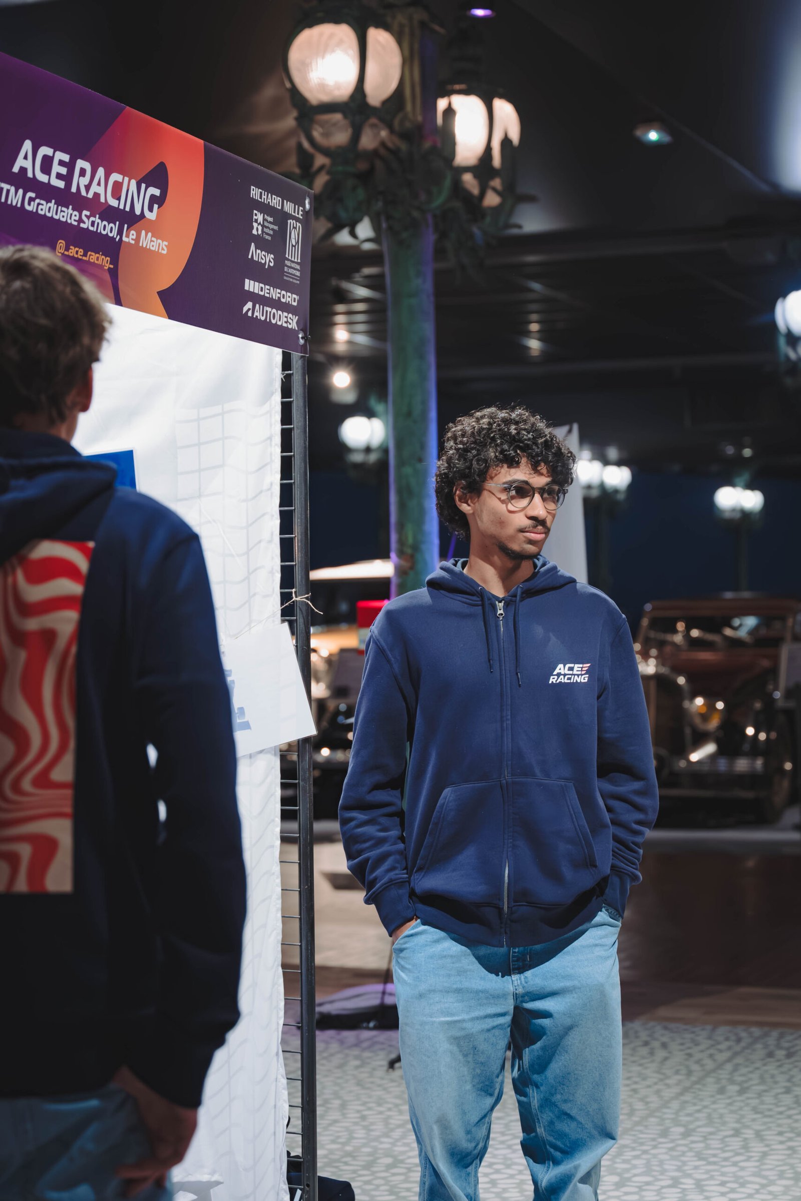 Étudiant en sweat ITM Graduate School lors d’un événement de l’école