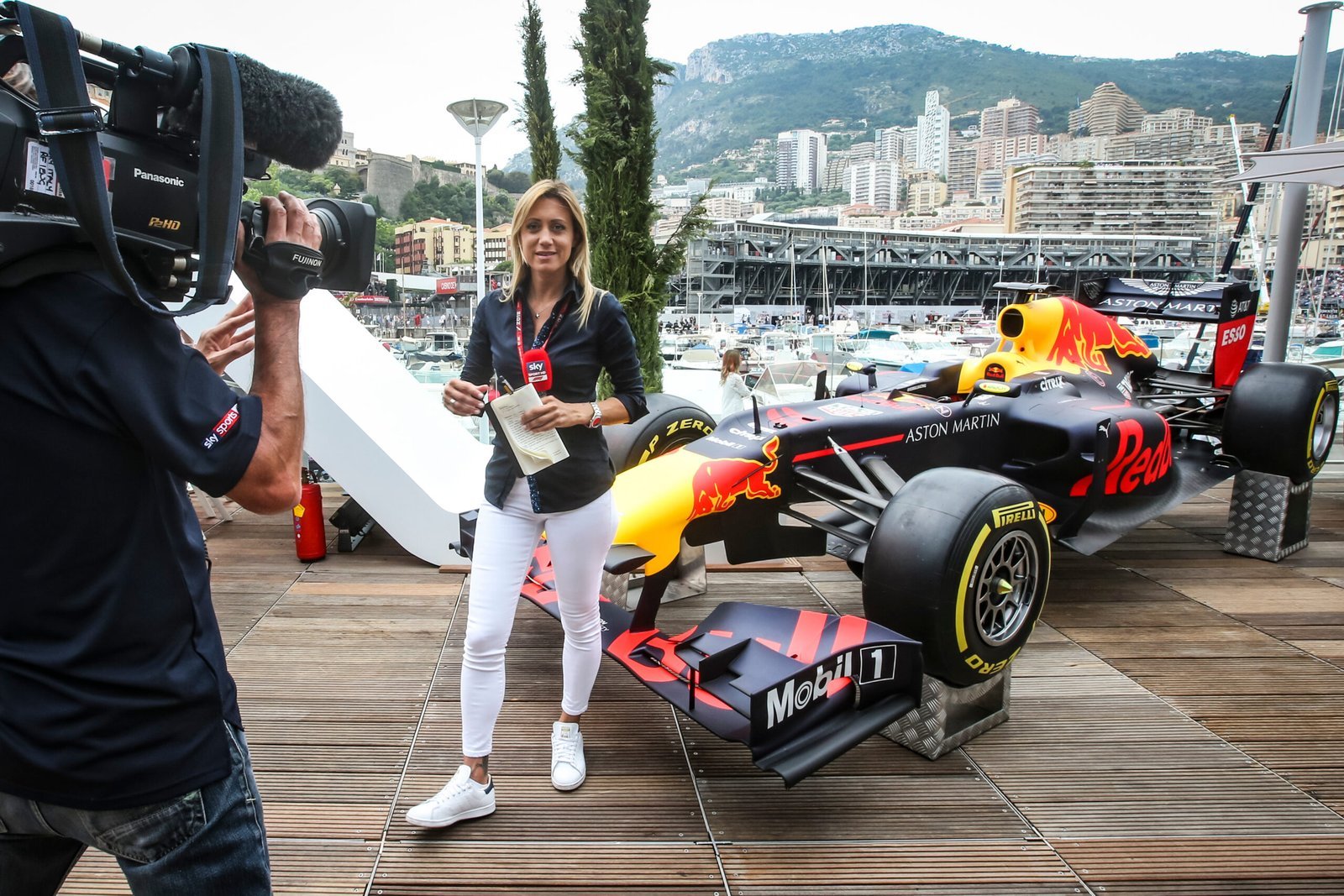 Journaliste filmée devant une Formule 1 sur le port de Monaco