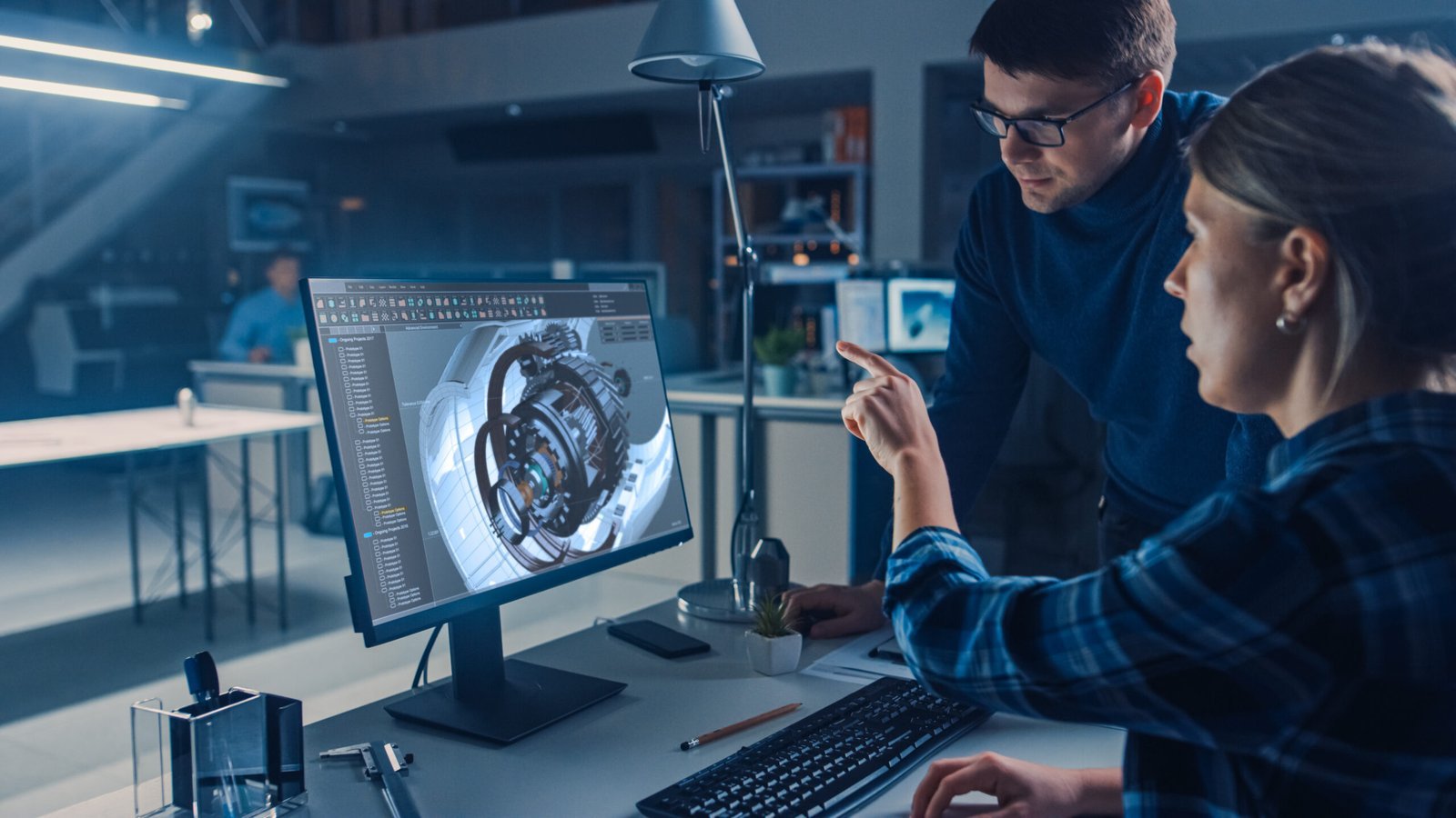 Étudiants en conception mécanique devant un modèle 3D à l’écran