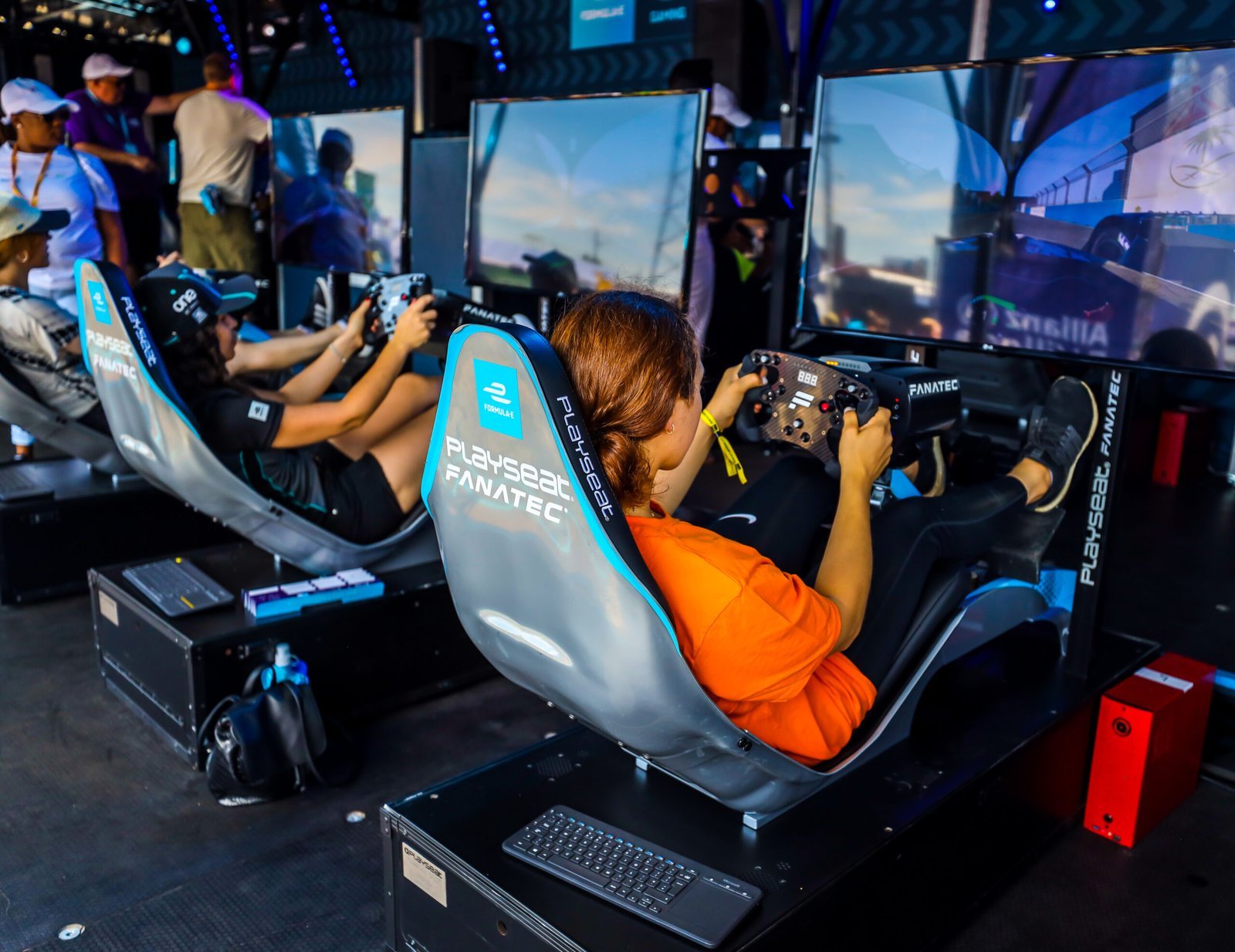 Joueurs sur simulateurs lors d’une compétition de sim racing