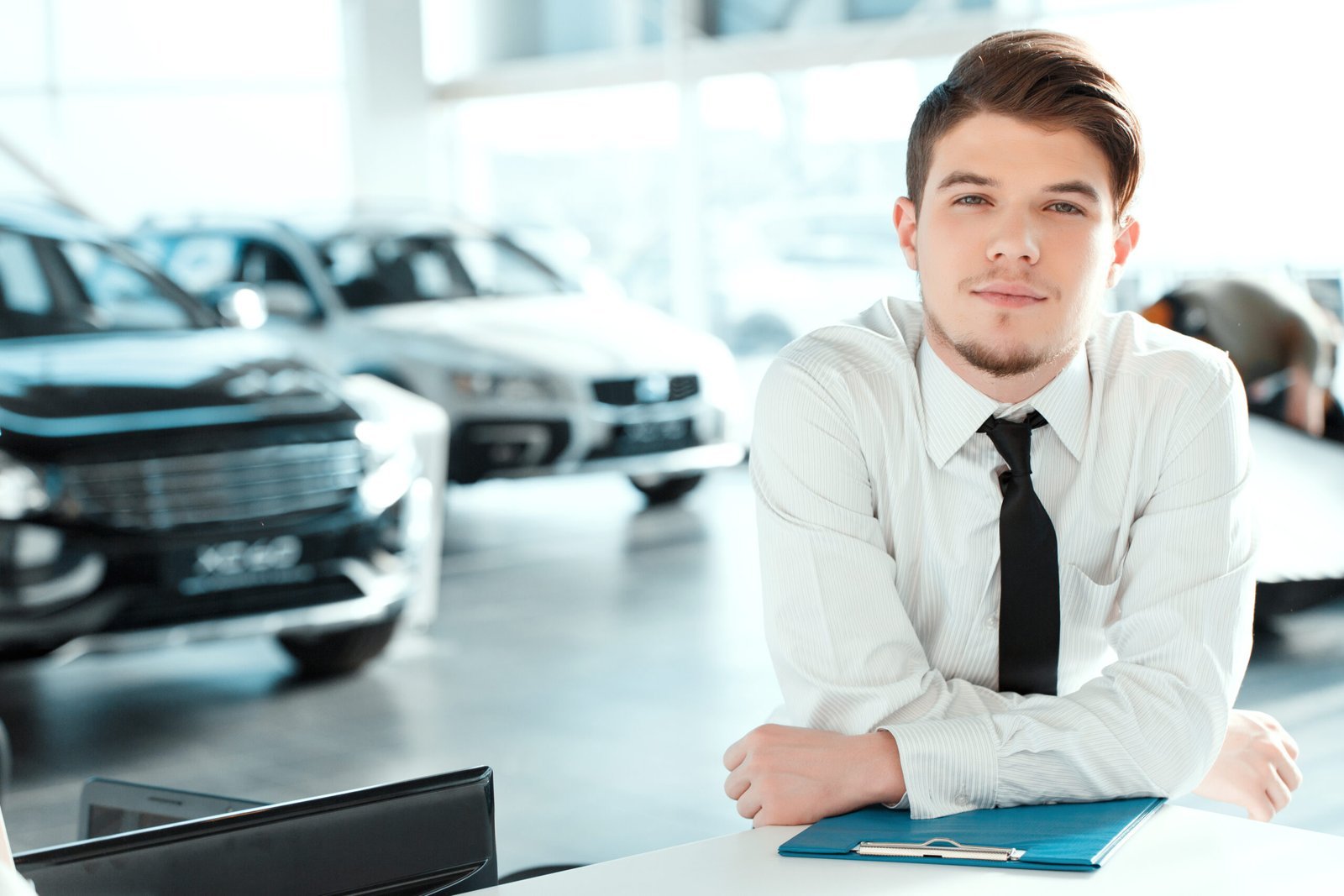 Conseiller commercial dans une concession automobile