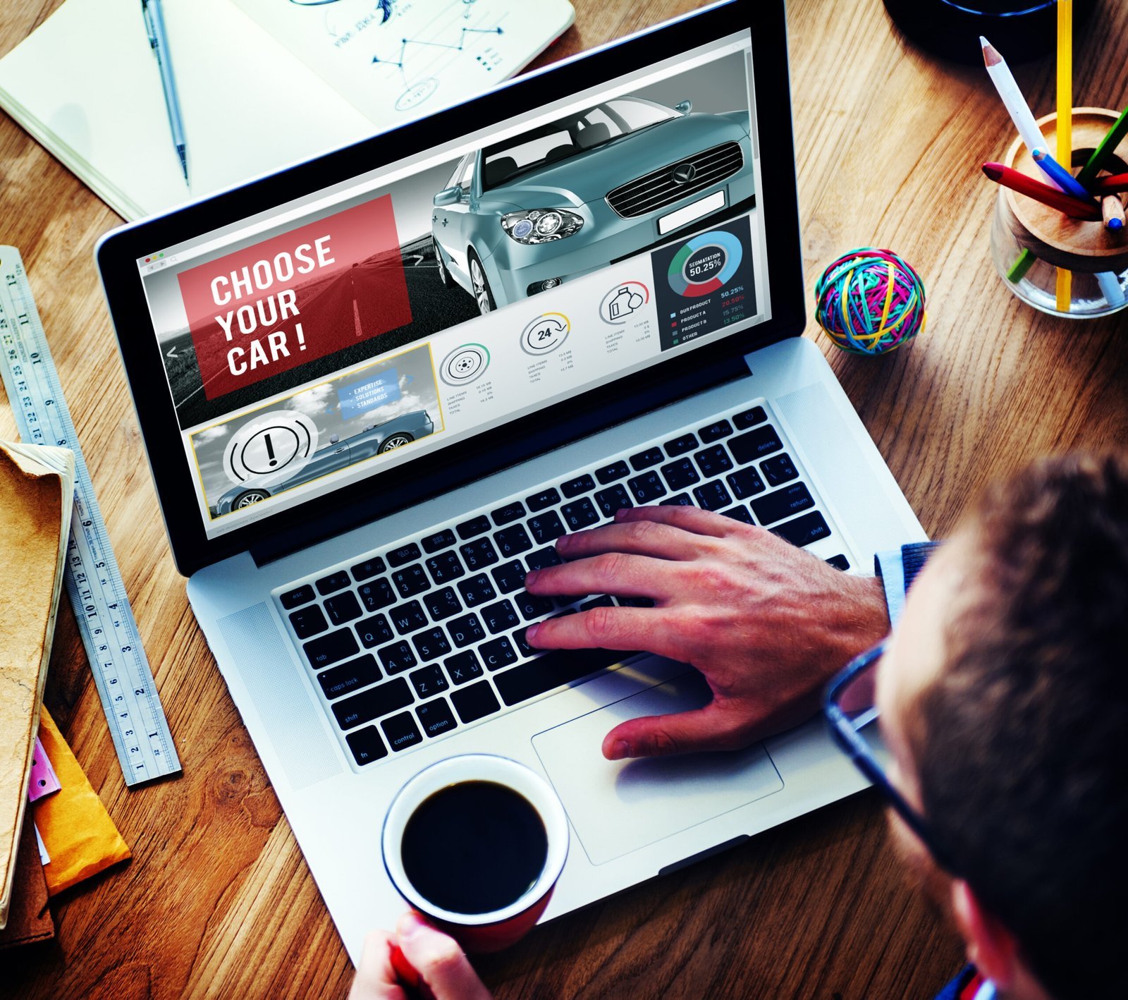 Consultation d’un site automobile sur un ordinateur portable