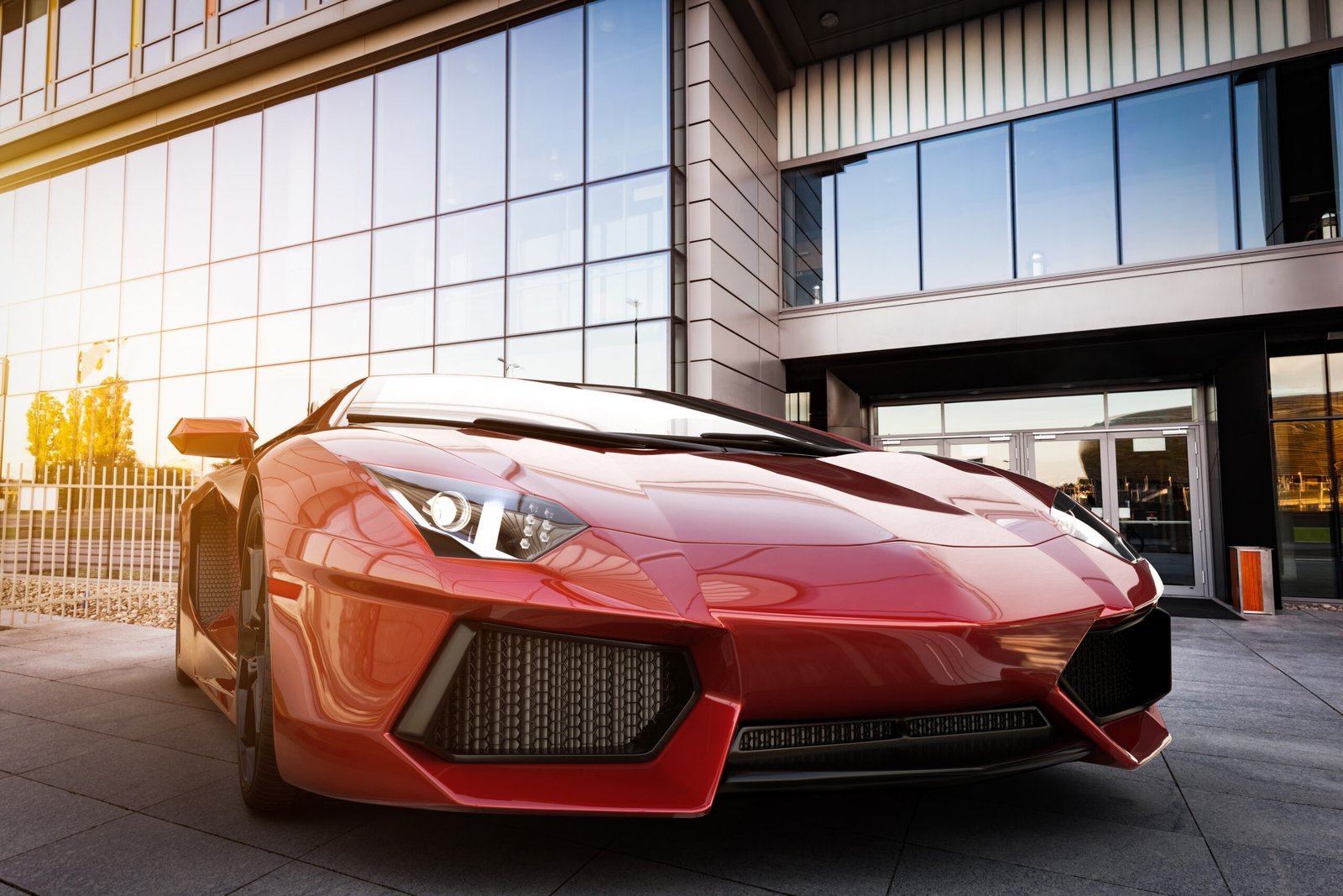 Supercar rouge devant un showroom