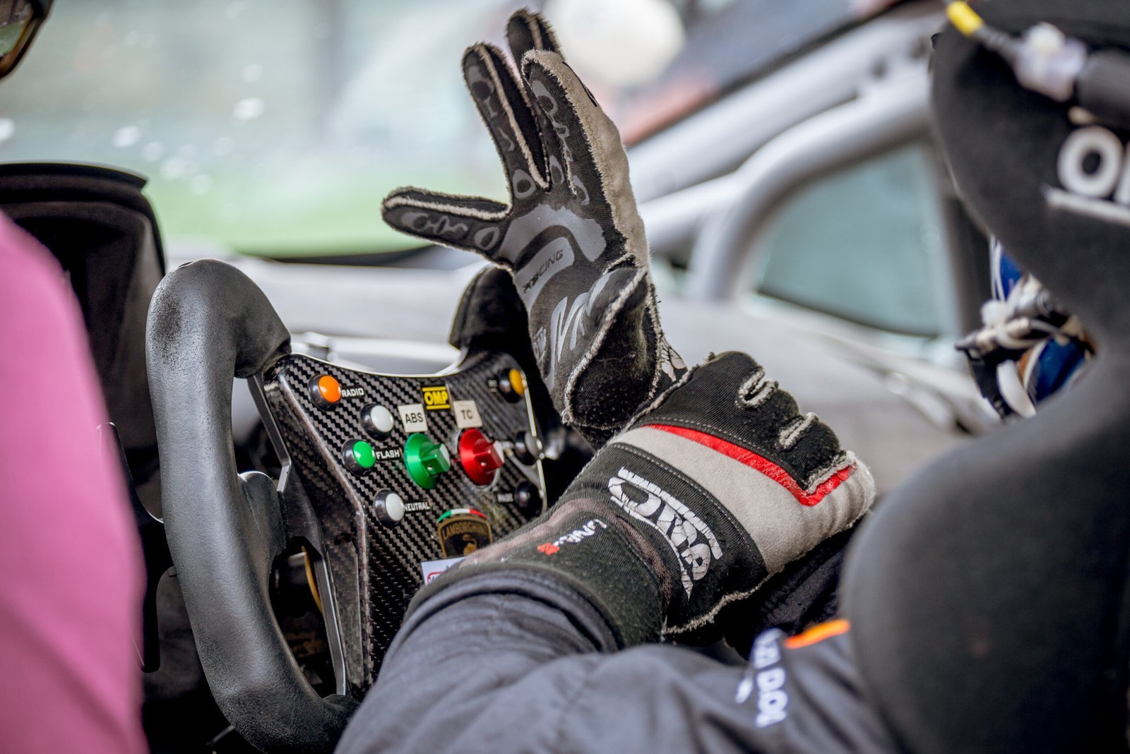 Pilote en combinaison dans le cockpit d’une voiture de course
